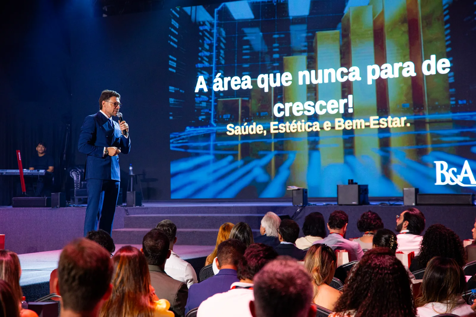 Palestrante no palco da Imersão